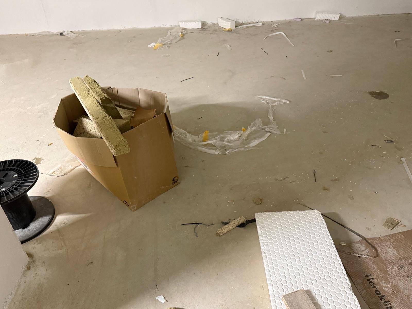 Boden mit Bauschmutz vor der Reinigung