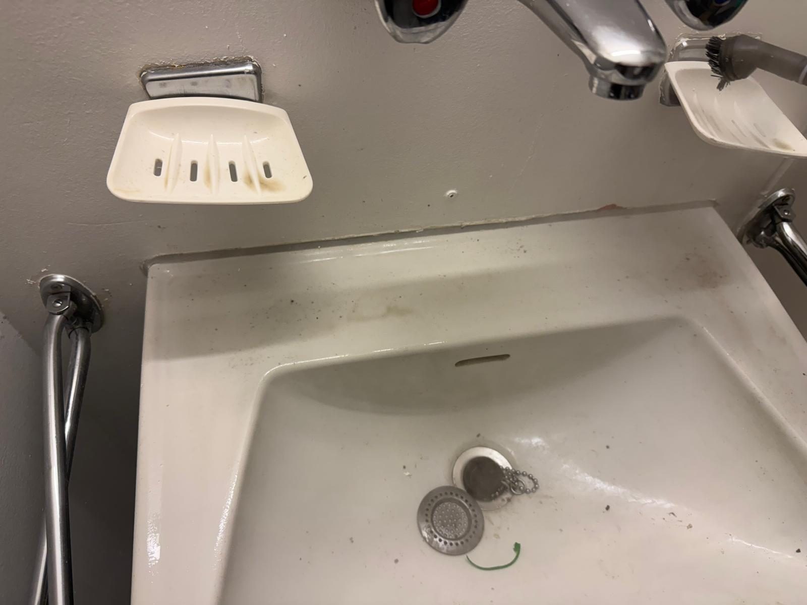 Waschbecken während der Reinigung