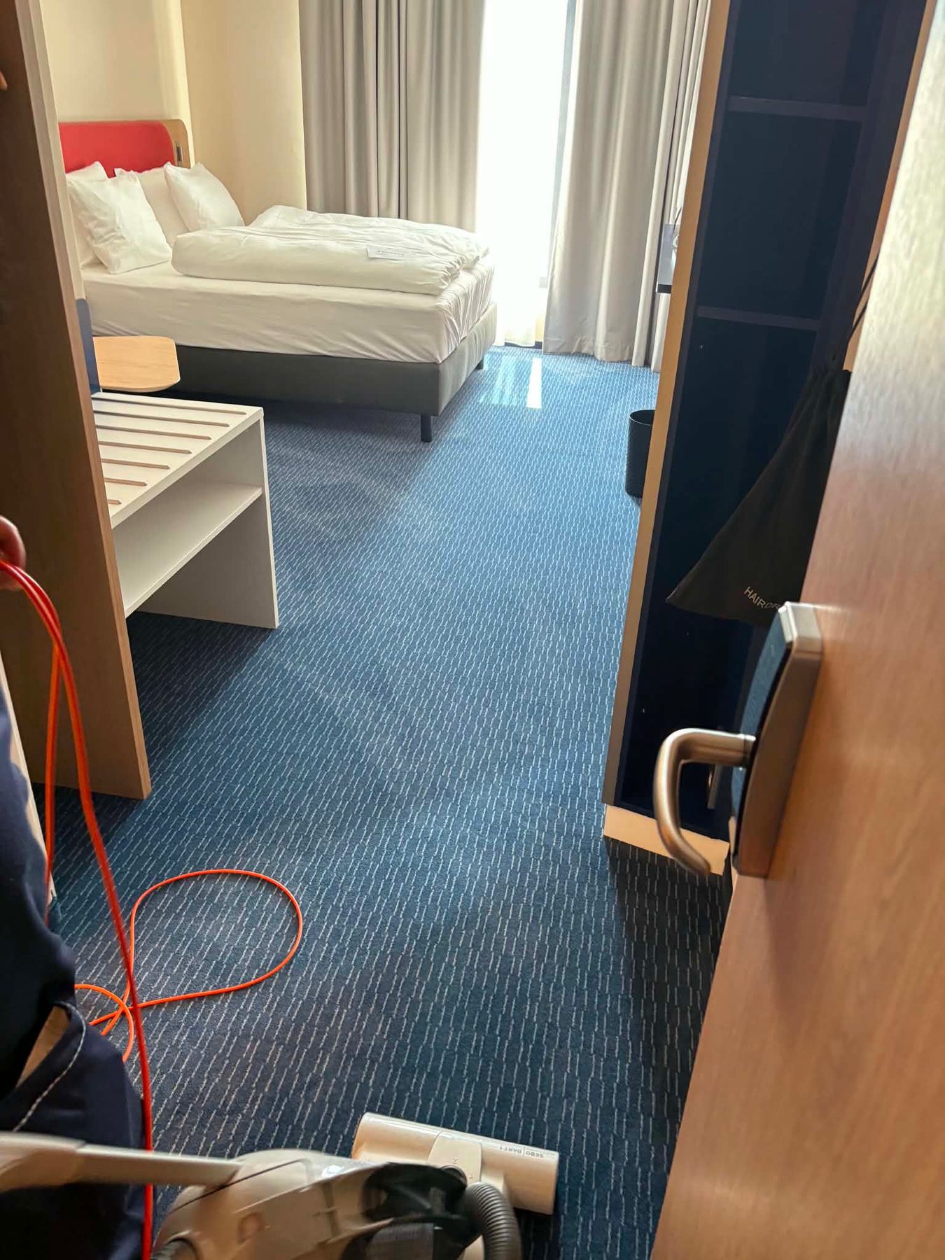 Hotelzimmer während der Reinigung