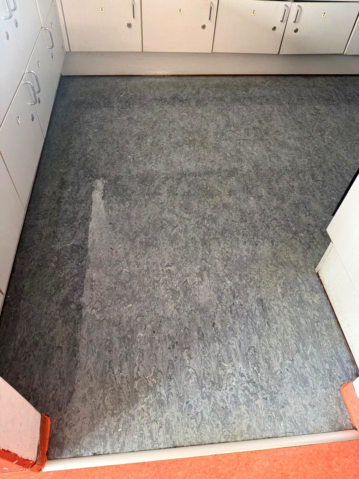 Küchenboden vor der intensiven Reinigung
